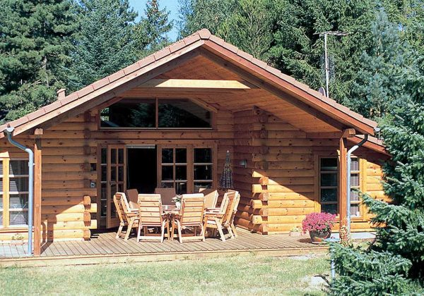 Outdoor dining area in a beautiful log home